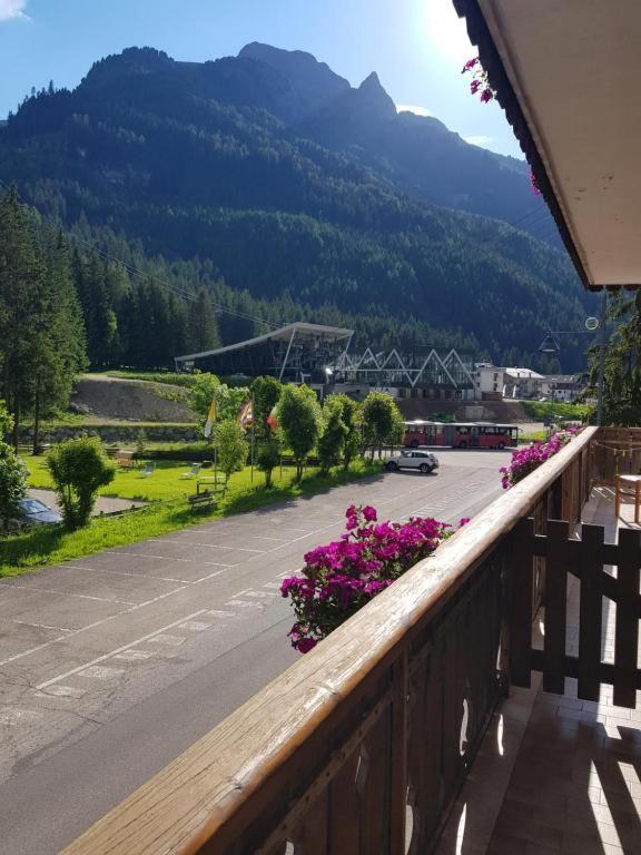 Garni Monika Bed and Breakfast Canazei Eksteriør billede