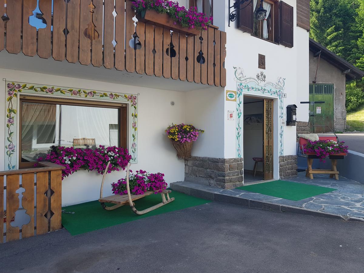 Garni Monika Bed and Breakfast Canazei Eksteriør billede