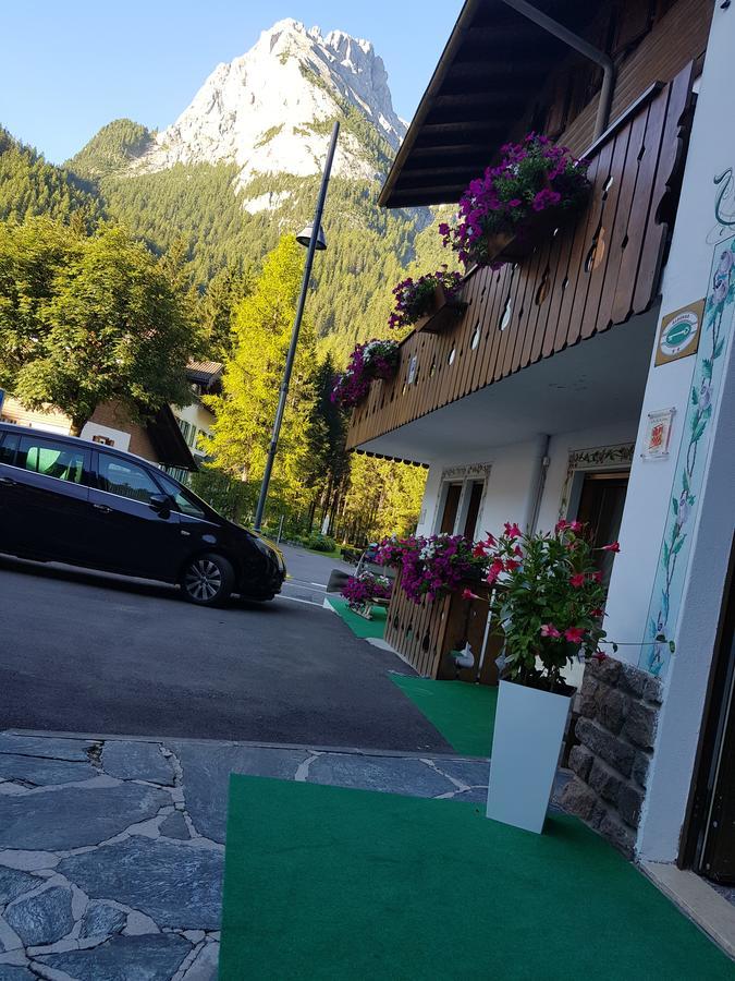 Garni Monika Bed and Breakfast Canazei Eksteriør billede